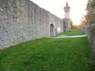 Nordzwinger mit Kirchhof- und Außenmauer (Wehrgang jeweils abgetragen) mit Zwingerbereich (erhöhte Schußposition von der Kirchhofmauer) zum achtlöchrigen Turm im Westen
