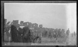 Dachau (Lkr. Dachau): größere Gruppe mit jungen [Fahnenjunkern] in dunklen Uniformen und dunklen Kappen und mit Offizieren