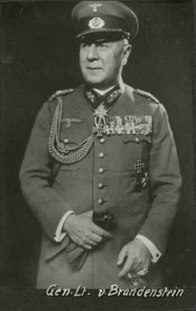 Hermann von Brandenstein, Generalleutnant, Kommandeur des Infanterie-Regiments Nr. 121 im I. Weltkrieg, stehend, in Uniform, Mütze mit Orden, Bild in Halbprofil