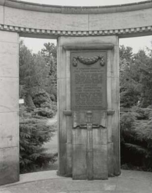 Denkmal für das 107. Infanterieregiment : Denkmal für das 107. Infanterieregiment. Sandstein, Metallguß (1921). Teilansicht mit Inschrifttafel. Leipzig, Südfriedhof