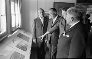 Bernau: In der Wachter-Ausstellung, von links nach rechts: Wachter, Burda, Frau Baur, Dichtel