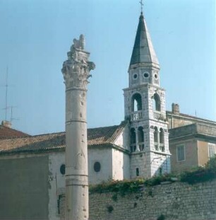 Zadar. Korinthische Säule im ehemaligen Römischen Forum, daneben Turm des Doms St. Anastasia
