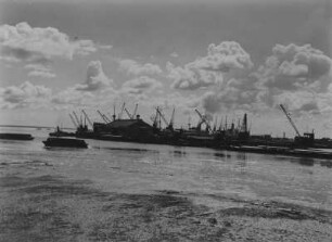 Hafenbild : Verladekräne im Hafen von Beira
