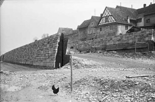 Rheinweiler: Gesamtansicht der Stützmauer
