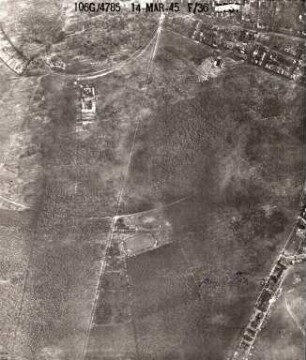 Amerikanische Luftbildaufnahmen von Kriegszerstörungen. Ausrichtung nach Süden. Hardtwald