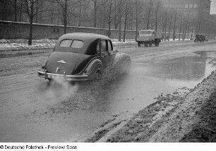 Eine befahrene Straße im Regen