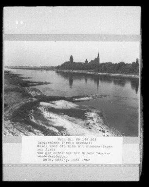 Tangermünde, Blick über die Elbe mit Buhnenanlagen zur Stadt von der Elbbrücke der Straße Tangermünde-Magdeburg