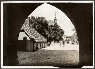 Schlawe (Slawno/Polen). Blick durchs Stolper Tor zum Kreishaus
