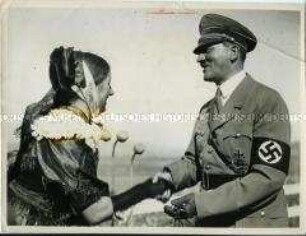 Adolf Hitler und eine Bäuerin beim Erntedankfest auf dem Bückeberg