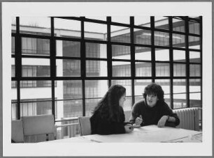 Bauhaus Dessau, zwei Frauen an einem Tisch