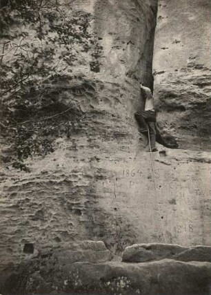 Sächsische Schweiz, Schrammsteine. Falkenstein. Kletterer am Turnerkamin des Turnerweges (III)