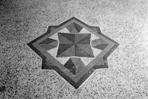 Sprenge: Dorfstraße 16: traufständiges Bauernhaus: Wohntrakt: Innenansicht: Flur: Detailaufnahme: Terrazzoboden, Sternornament mit Mosaik