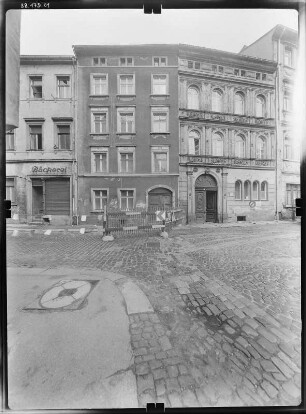 Zittau, August-Bebel-Platz (Neustadt) 33/35. Wohnhäuser (18. Jh./18. Jh., 2. H. 19. Jh). Straßenfront