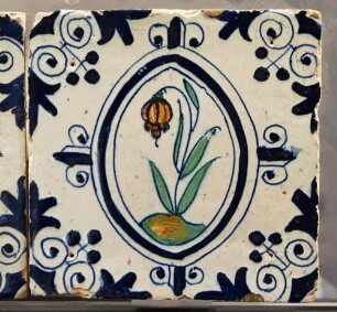 Fliese mit Blume in der Mandorla