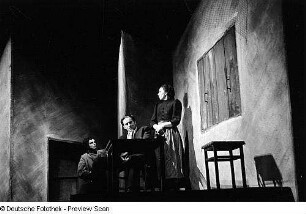 Szenenbilder aus dem Stück "Die Gewehre der Frau Carrar" von Bertolt Brecht am Hebbel-Theater Berlin