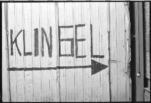 Fassade mit Inschrift "Klingel"