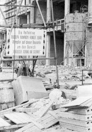 Propagandaschild der Baubrigaden auf einer Baustelle