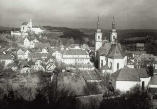 Gößweinstein, Ortsansicht : Gößweinstein. Ortsansicht mit Burg und Wallfahrtskirche vom Kreuzberg (von Süden)