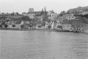 Stadtbild : Gebäude einer Stadt am Rand eines Gewässers.
