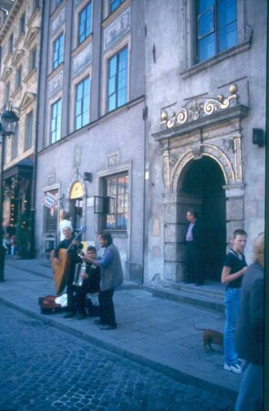 Warschau, Stare Miasto. Straßenmusikanten mit Balalaika, Akkordeon und Gitarre vor einem Haus der Altstadt