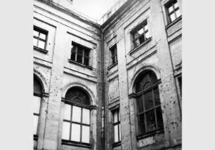 Blick auf die zum Teil zerstörte Fassade des Bode-Museums