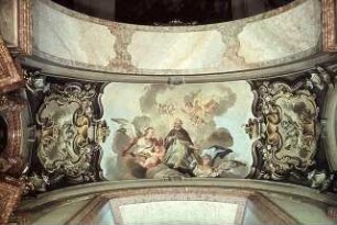 Auf Wolken knieender Heiliger, von Engeln umgeben