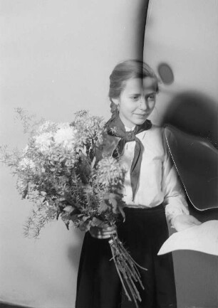 Porträtaufnahmen einer FDJlerin und einem Jungen Pionier mit Blumenstrauß : Porträt eines Mädchens mit Blumenstrauß