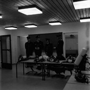 Kreisausbildungszentrum: Nütschau: Einweihung: ausgestellte Atemschutzgeräte, dahinter Feuerwehrleute