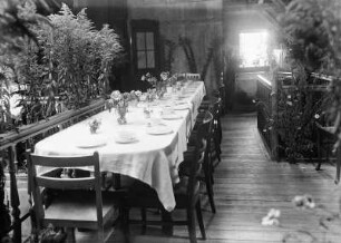 Gedeckte Festtafel (vielleicht in Kegebeins Haus auf der Schulstraße 4 in Güstrow)