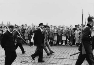 Festzug zur 750-Jahrfeier Dresdens auf der Brücke der Einheit (Albertbrücke)