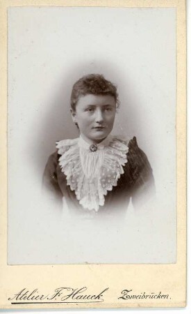 Portrait einer jungen Frau mit gelockten Haaren