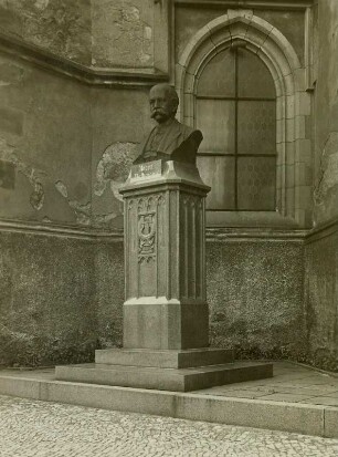 Volkmann, Robert : Denkmal für Robert Volkmann (1815-1883, Komponist). Bronze, gegossen. Nach 1900. Lommatzsch, Kirchplatz (an der St. Wenzelskirche)