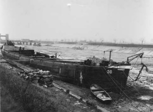Schleppkahn trockenliegend Vorhafen Feudenheim