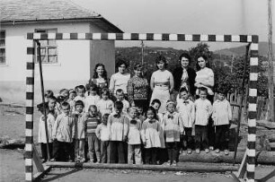 Schulkinder und Lehrerinnen