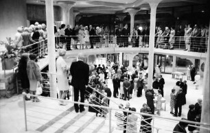 Badenweiler: Kurhaus Badenweiler, Einweihung; Gäste im Foyer und Treppenhaus