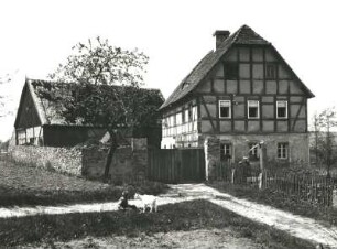 Oberlausitzer Niederung. Kleiner Bauernhof mit Fachwerkhaus und Bruchsteinmauer