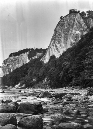 Stubbenkammer : Die "Stubbenkammer" auf der Insel Rügen mit dem Kreidefelsen Königsstuhl vom Strand aus.