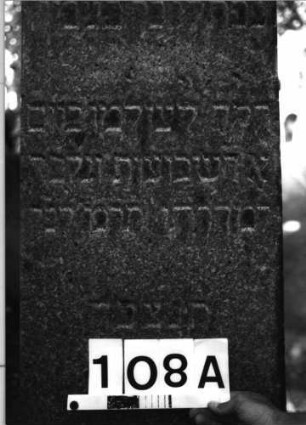 Grabstein 108 (Index: 100085525) Maße HxBxT: 270x58x58 cm Beschreibung: Obelisk, getreppter Sockel: Grabstein 108A