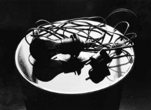 Dunkelkammerleuchte mit Kabel und Stecker auf Schallplatte