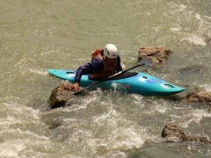 Kanusportler auf der Etsch (Adige) an der Brücke Ponte Pietro