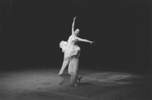 Gastspiel eines russischen Ballett- und Künstlerensembles in der Deutschen Staatsoper Berlin : Primaballerina Alla Schelest mit Boris Bregwadse in "Walzer", Teil des Ballettprogramms