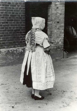 Brautführerin aus Bluno : Kleidung - Hoyerswerdaer Tracht. Ort: Bluń / Bluno. Brautführerin (zamama)