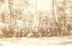 Soldatengruppe im Wald