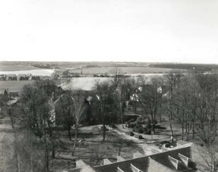 Wermsdorf. Ortsteilansicht. Blick vom Wasserturm über das Verwaltungsgebäude (um 1900) nach Südsüdwesten