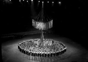 Deutschlandhalle: Tanz um den Maibaum