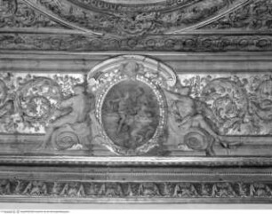 Ornamentale Gewölbeausmalung mit Bildfeldern mythologischer Szenen, Hohlkehle, Seitenmedaillon, von zwei Ignudi gehalten: Musikalischer Wettstreit zwischen Apoll und Pan, der Berggott Tmolus als Schiedsrichter