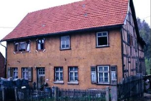 Wohnhaus mit Sprossenfenstern, Fensterläden, kleinem Vorgarten