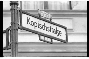 Kleinbildnegativ: Straßenschild, Kopischstraße, 1977
