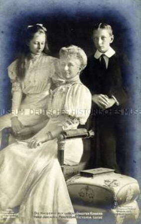 Auguste Viktoria mit ihren Kindern Viktoria Luise und Joachim