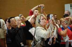 Paris - Menschen im Louvre : Touristen fotografieren die Venus von Milo, Museum Louvre. Paris, 2006